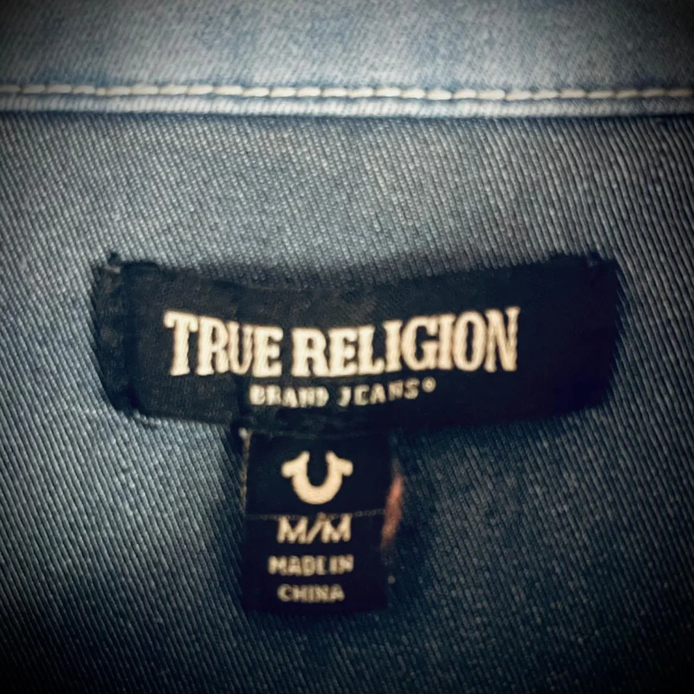 True Religion, Blue Denim, Boyfriend, Snap Closure Shirt. Size: M. Like New! - Picture 3 of 4